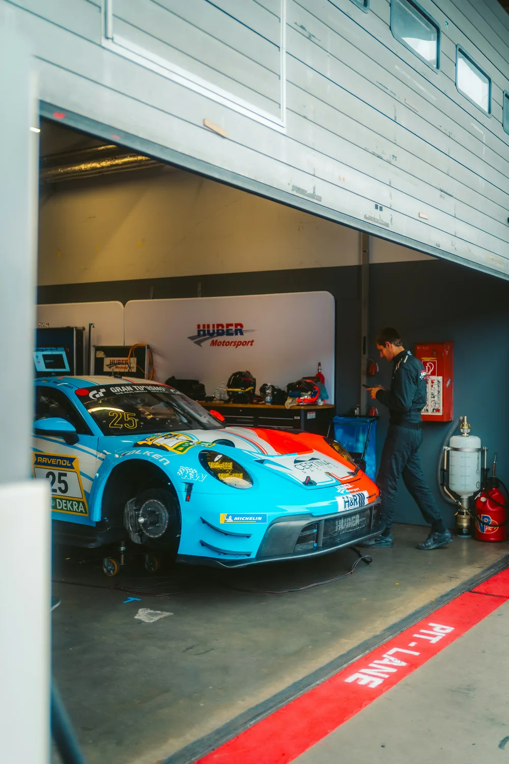 Une Porsche de course en préparation dans un garage au Nürburgring